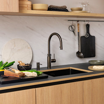 Quooker FXRGMECOMBI Flex Pull Out Hose Tap with Combi 2.2-EQ B tank Boiling Water Tank - Gunmetal